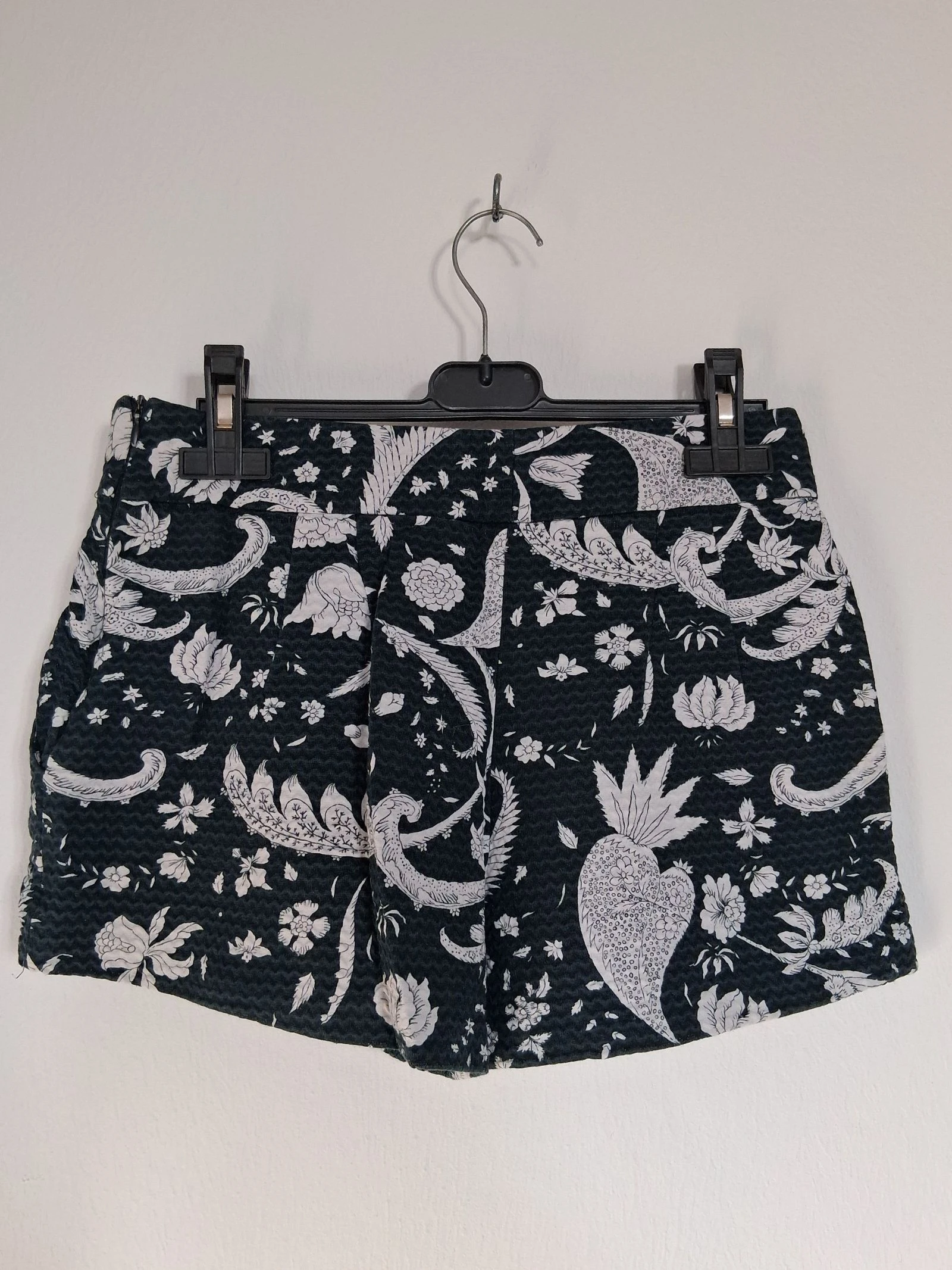 Short Zara Woman azul marino y blanco crudo - Motivo floral exótico - 100% algodón estriado – photo 2